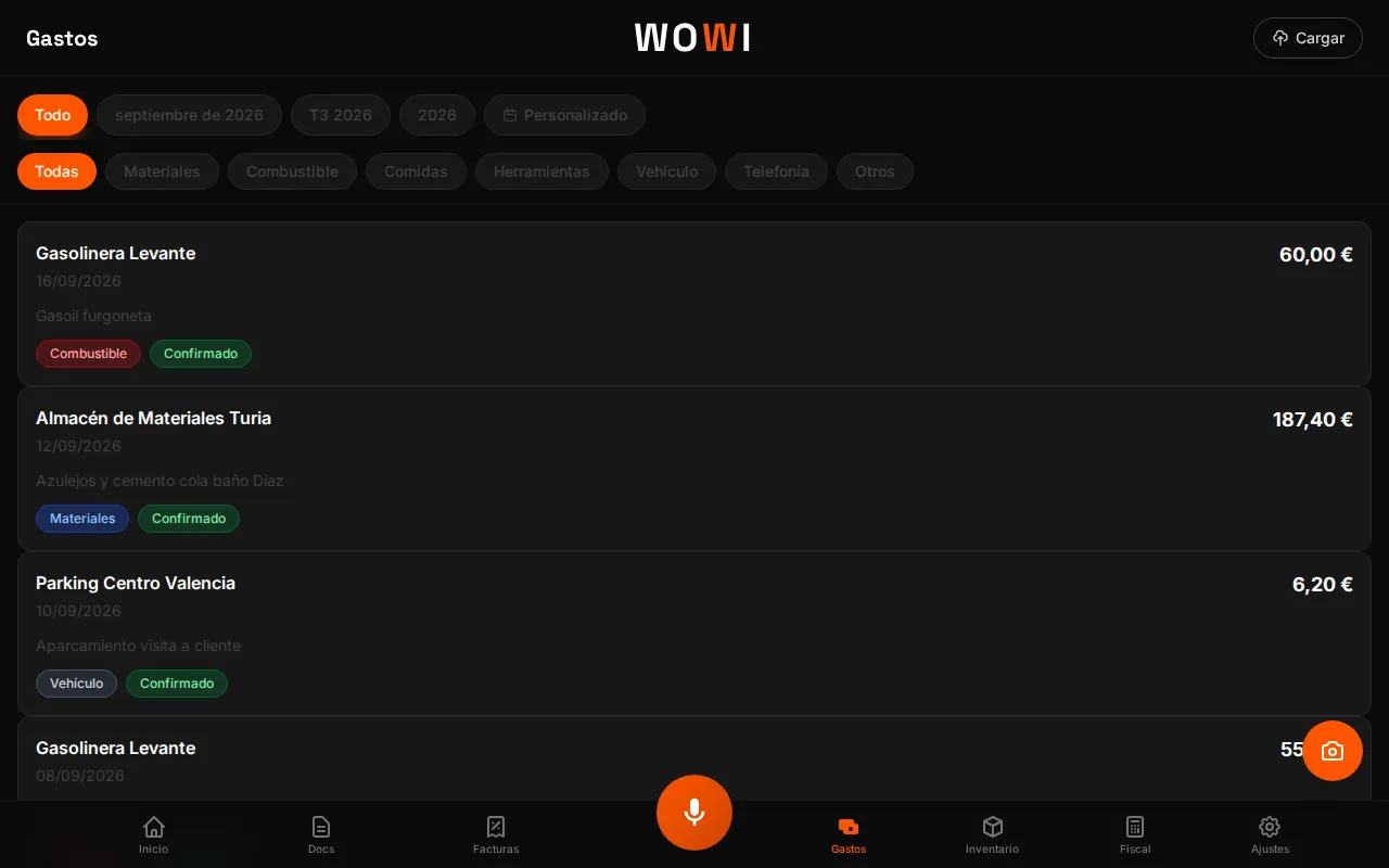 Lista de gastos de WOWI en escritorio (datos de demostración): filtros por periodo y categoría, con el gasoil de la furgoneta (60,00 €, combustible) y una compra de azulejos y cemento cola para un baño (187,40 €)