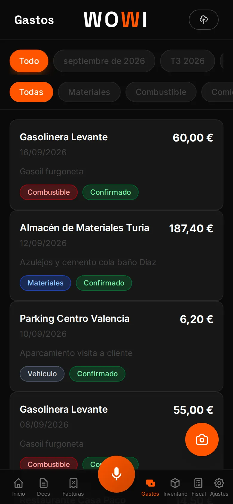Lista de gastos de WOWI en el móvil: filtros por periodo y por categoría, y cada gasto con proveedor, fecha, importe y estado Confirmado (datos de demostración)