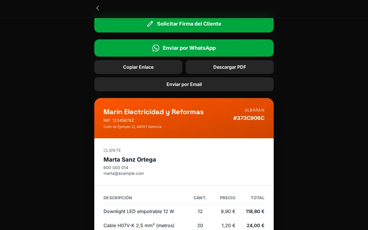Vista previa de un albarán de iluminación de un local en la cuenta de demostración, con cliente, líneas de material y mano de obra, total y el botón «Solicitar Firma del Cliente» (datos de demostración)